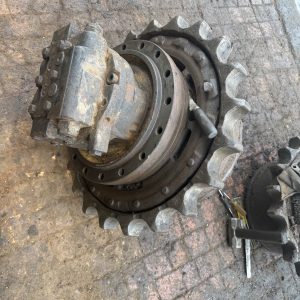 Motor de Traslación para Excavadora Caterpillar CAT 320 – Mando Final Importado  Disponemos de motores de traslación (Travel Motor o Mando Final) para excavadoras Caterpillar CAT 320, diseñados para ofrecer un desplazamiento potente, preciso y confiable en todo tipo de trabajos de construcción y movimiento de tierra.  El motor de traslación convierte la potencia hidráulica en movimiento para impulsar las orugas de la excavadora, proporcionando la fuerza necesaria para el desplazamiento de la máquina incluso en terrenos exigentes.  Aplicaciones:  * Caterpillar CAT 320. * CAT 320B. * CAT 320C. * CAT 320D. * CAT 320GC. * Otras versiones de la serie 320 (según número de parte).  Características:  * Motor de traslación completo. * Mando final de alta calidad. * Repuesto importado. * Excelente desempeño y durabilidad. * Compatible con diferentes versiones de la CAT 320. * Envíos a todo Colombia. * Factura electrónica. * Asesoría técnica para confirmar la compatibilidad antes de la compra.  También disponemos de bombas hidráulicas, reductores de traslación, mandos finales, bancos de válvulas, motores de giro, cilindros hidráulicos y demás repuestos para maquinaria Caterpillar.  Si no conoce la referencia exacta, envíenos el modelo de la excavadora, el número de serie (PIN) o el número de parte del motor de traslación y le ayudaremos a identificar el repuesto correcto.  Distribuidora Kafer SAS Especialistas en repuestos para maquinaria pesada y motores diésel. Contamos con repuestos para Caterpillar, Hitachi, Kobelco, Komatsu, Kawasaki, Cummins, Isuzu, Hino y otras marcas.
