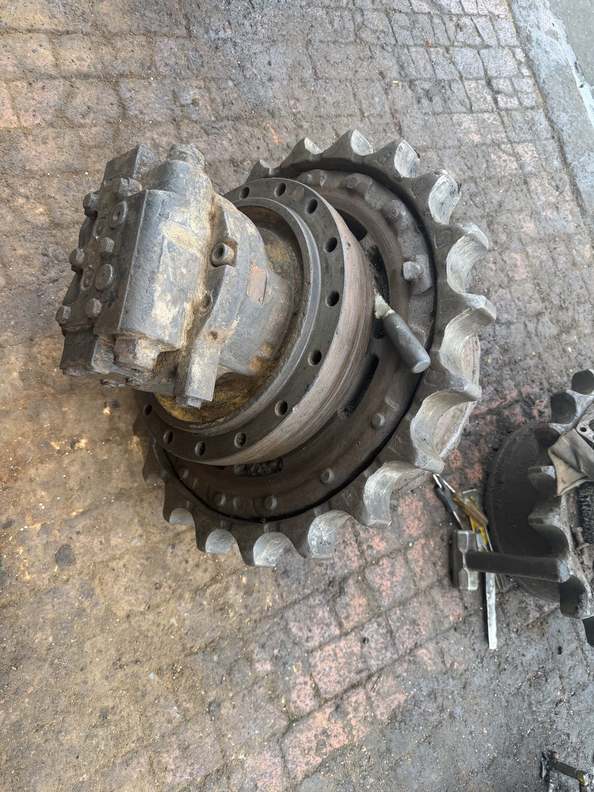 Motor de Traslación para Excavadora Caterpillar CAT 320 – Mando Final Importado Disponemos de motores de traslación (Travel Motor o Mando Final) para excavadoras Caterpillar CAT 320, diseñados para ofrecer un desplazamiento potente, preciso y confiable en todo tipo de trabajos de construcción y movimiento de tierra. El motor de traslación convierte la potencia hidráulica en movimiento para impulsar las orugas de la excavadora, proporcionando la fuerza necesaria para el desplazamiento de la máquina incluso en terrenos exigentes. Aplicaciones: * Caterpillar CAT 320. * CAT 320B. * CAT 320C. * CAT 320D. * CAT 320GC. * Otras versiones de la serie 320 (según número de parte). Características: * Motor de traslación completo. * Mando final de alta calidad. * Repuesto importado. * Excelente desempeño y durabilidad. * Compatible con diferentes versiones de la CAT 320. * Envíos a todo Colombia. * Factura electrónica. * Asesoría técnica para confirmar la compatibilidad antes de la compra. También disponemos de bombas hidráulicas, reductores de traslación, mandos finales, bancos de válvulas, motores de giro, cilindros hidráulicos y demás repuestos para maquinaria Caterpillar. Si no conoce la referencia exacta, envíenos el modelo de la excavadora, el número de serie (PIN) o el número de parte del motor de traslación y le ayudaremos a identificar el repuesto correcto. Distribuidora Kafer SAS Especialistas en repuestos para maquinaria pesada y motores diésel. Contamos con repuestos para Caterpillar, Hitachi, Kobelco, Komatsu, Kawasaki, Cummins, Isuzu, Hino y otras marcas.