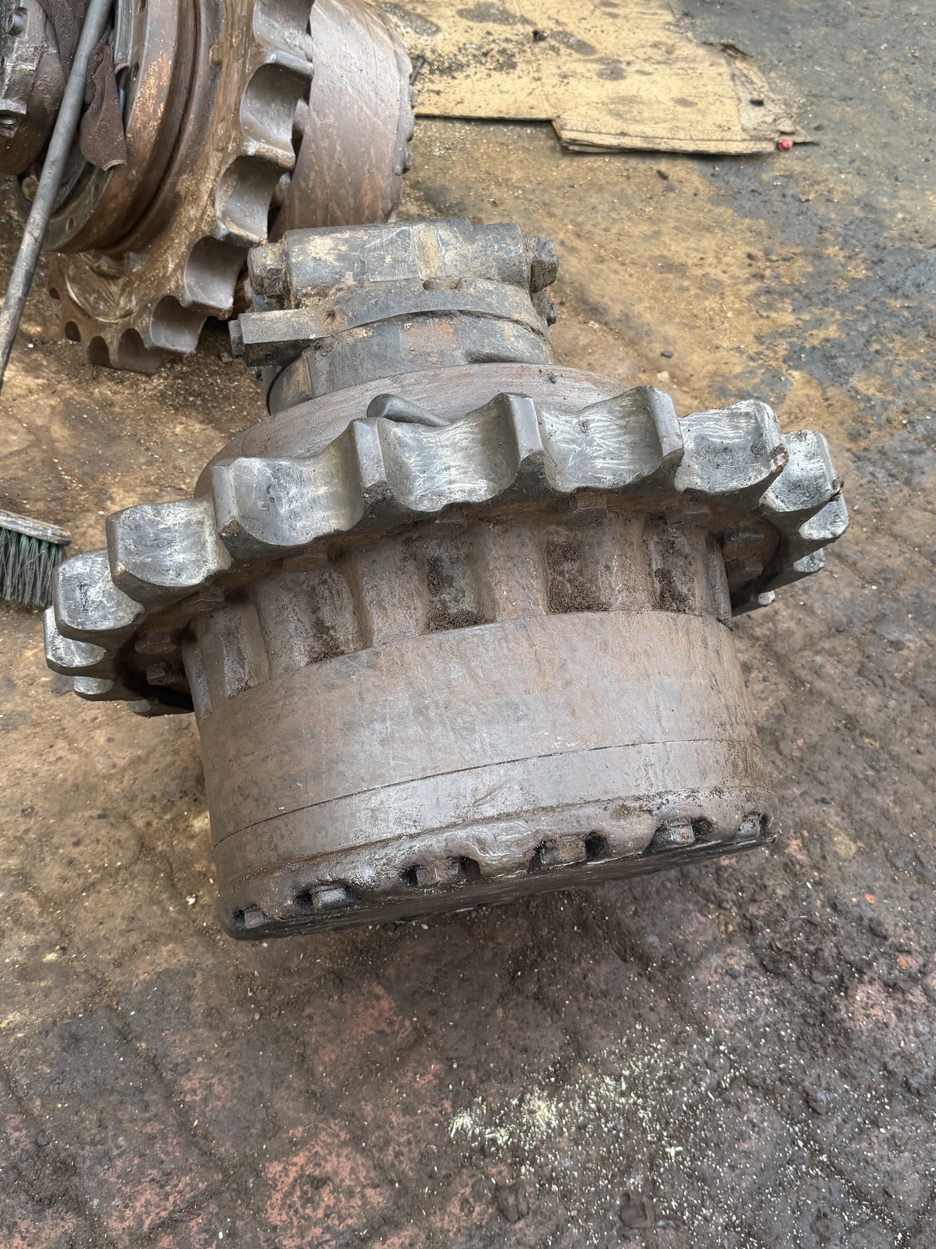 Motor de Traslación para Excavadora Caterpillar CAT 320 – Mando Final Importado Disponemos de motores de traslación (Travel Motor o Mando Final) para excavadoras Caterpillar CAT 320, diseñados para ofrecer un desplazamiento potente, preciso y confiable en todo tipo de trabajos de construcción y movimiento de tierra. El motor de traslación convierte la potencia hidráulica en movimiento para impulsar las orugas de la excavadora, proporcionando la fuerza necesaria para el desplazamiento de la máquina incluso en terrenos exigentes. Aplicaciones: * Caterpillar CAT 320. * CAT 320B. * CAT 320C. * CAT 320D. * CAT 320GC. * Otras versiones de la serie 320 (según número de parte). Características: * Motor de traslación completo. * Mando final de alta calidad. * Repuesto importado. * Excelente desempeño y durabilidad. * Compatible con diferentes versiones de la CAT 320. * Envíos a todo Colombia. * Factura electrónica. * Asesoría técnica para confirmar la compatibilidad antes de la compra. También disponemos de bombas hidráulicas, reductores de traslación, mandos finales, bancos de válvulas, motores de giro, cilindros hidráulicos y demás repuestos para maquinaria Caterpillar. Si no conoce la referencia exacta, envíenos el modelo de la excavadora, el número de serie (PIN) o el número de parte del motor de traslación y le ayudaremos a identificar el repuesto correcto. Distribuidora Kafer SAS Especialistas en repuestos para maquinaria pesada y motores diésel. Contamos con repuestos para Caterpillar, Hitachi, Kobelco, Komatsu, Kawasaki, Cummins, Isuzu, Hino y otras marcas. - Imagen 2