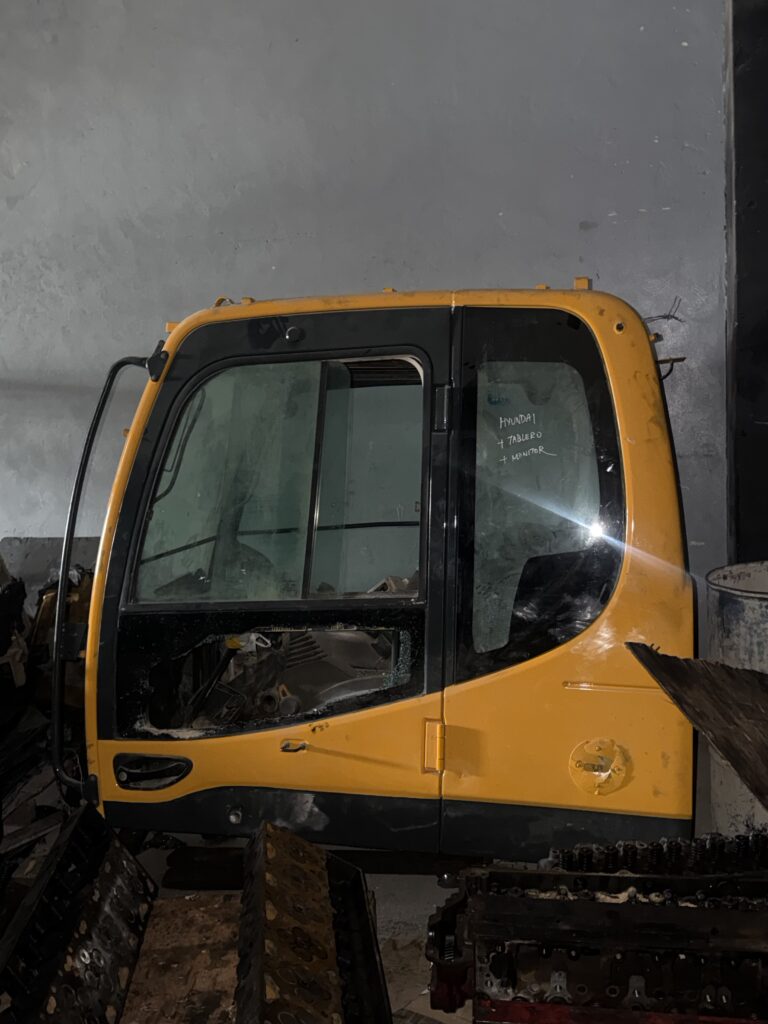 CABINA HYUNDAI PARA RETROEXCAVADORA – MAQUINARIA PESADA
